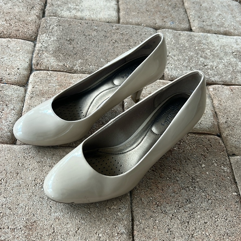 COMFORTABLE 1 inch tan pumps for pre-teens or mature. Life stride soft soles.